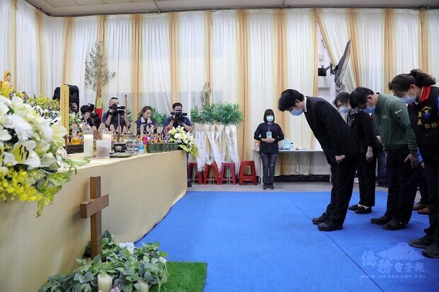 副總統至花蓮市立殯儀館為太魯閣號事故罹難者上香致哀