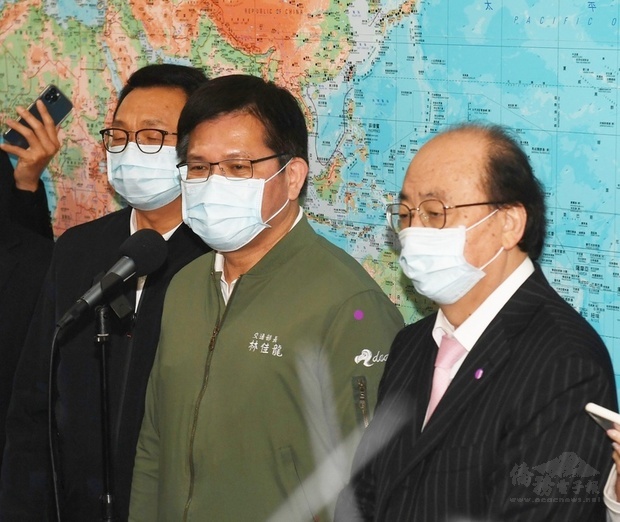 台鐵太魯閣號2日發生出軌事故造成嚴重死傷,交通部
長林佳龍(中)7日在立法院受訪時再度向罹難者以及
傷者家屬表示哀悼、慰問之意,也代表台鐵和交通部,
再次向國人和社會各界致歉。右為民進黨立法院黨團總
召柯建銘。