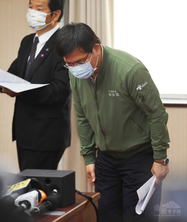 台鐵太魯閣號2日發生出軌事故造成嚴重死傷,交通部
長林佳龍(右)7日列席立法院交通委員會備詢,強調
會負起所有責任,並鞠躬致意。