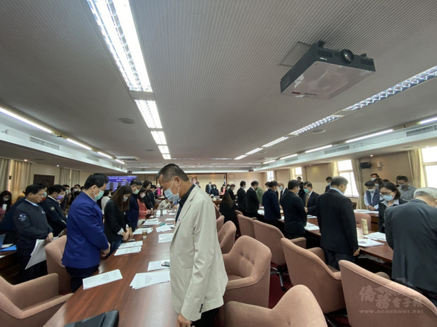 台鐵太魯閣號2日發生出軌事故造成嚴重死傷,立法院
交通委員會7日開會前,全體委員起立為這次事故默哀1
分鐘。