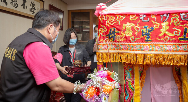 蔡英文總統11日下午前往苗栗縣通霄鎮「白沙屯拱天宮」參拜
