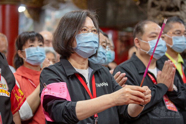 總統向媽祖獻花、獻果及參香