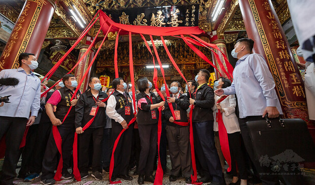 總統與現場貴賓及廟方共同為「善緣必應」匾額揭匾