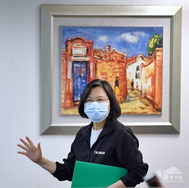 總統兼民進黨主席蔡英文14日在民進黨中央出席中常會，會前向媒體揮手致意。