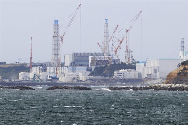 日本政府宣布兩年後將福島核電廠廢水排放入海。外交部15日表示，周邊國家對日本政府的決定都有疑慮，已要求日方正視台方權益，並將資訊公開透明。圖為福島第一核電廠。
