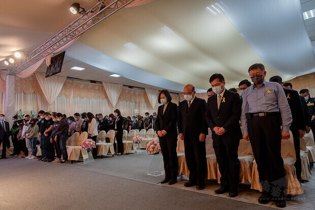 總統出席「0402臺鐵408次列車事故聯合追思公祭」，為罹難者低頭默哀。