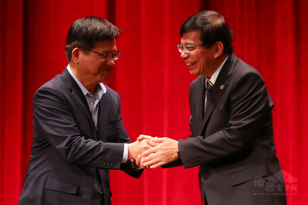 交通部20日舉行部長交接典禮，卸任部長林佳龍（左）與新任部長王國材（右）握手致意。