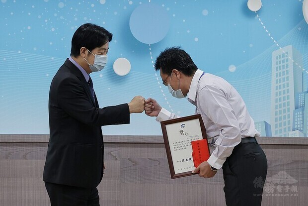 副總統親頒「工地主任獎」及「廠商感謝狀」予獲獎者