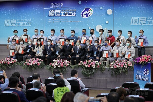 副總統與出席典禮人員合影