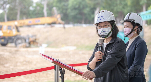 蔡英文總統27日上午前往臺中中央公園及陳平國小視導「緊急抗旱水源應變計畫」