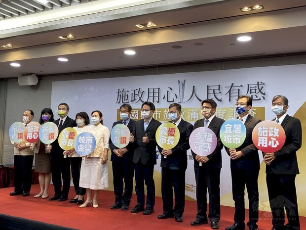 台灣世界新聞傳播協會公布「22縣市有感施政大調查」，獲獎縣市首長及代理人大合影。