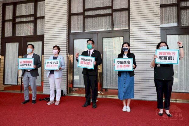 因應疫情警戒升級，民眾黨團13日在議場前的開放空間召開記者會。(民眾黨團提供)
