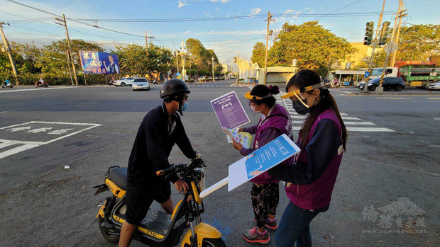 國內疫情嚴峻，為讓新住民及外籍移工遵守防疫規定，高雄市勞工局21日表示，已動員連日深入移工聚集地，以泰、越、印、菲等4國語言播放防疫規定，並發送口罩、加強宣導，要求移工朋友落實「外出全程戴口罩、停止群聚共餐」。（高雄市勞工局提供）