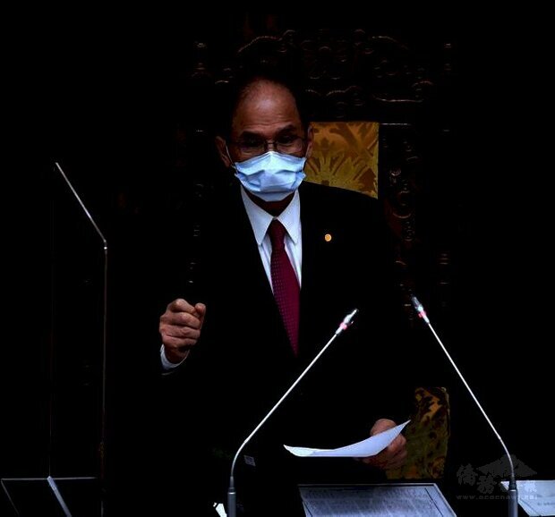 立法院會21日三讀修正通過刑法第185條之4條文，駕駛動力交通工具發生交通事故，致人傷害而逃逸者，處6月以上5年以下有期徒刑；致人於死或重傷而逃逸者，處1年以上7年以下有期徒刑。圖為立法院長游錫堃敲槌通過。 (圖：中央社)