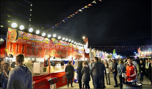 列治文夏日期間也有夜市,可說是季節限定的夜間活動。(自由時報提供)