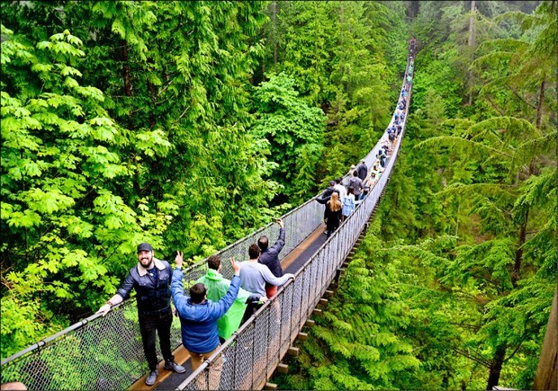 橫跨卡皮拉諾河上方的吊橋,下方是深約70公尺的河谷及河流,走在橋上頗刺激。(自由時報提供)