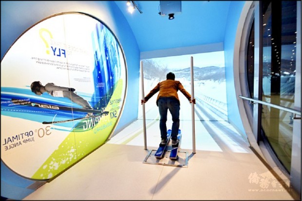 列治文奧林匹克競速滑冰館場館內有奧運體驗，可透過多項互動式模擬運動感受奧運賽事的樂趣。（自由時報提供）