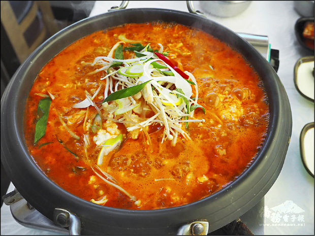 草堂嫩豆腐搭配各種海鮮所煮成的辣味海鮮鍋。（自由時報提供）