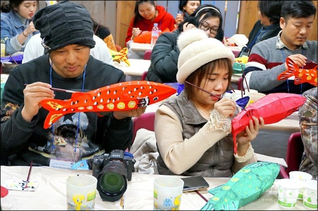 遊客可在山鱒魚工坊彩繪專屬的鱒魚燈籠。（自由時報提供）