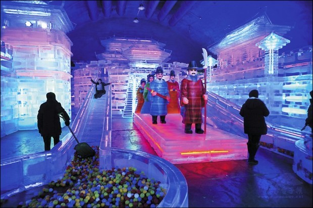 世界最大的室內冰雕廣場中，還有好看又好玩的冰滑梯。（自由時報提供）