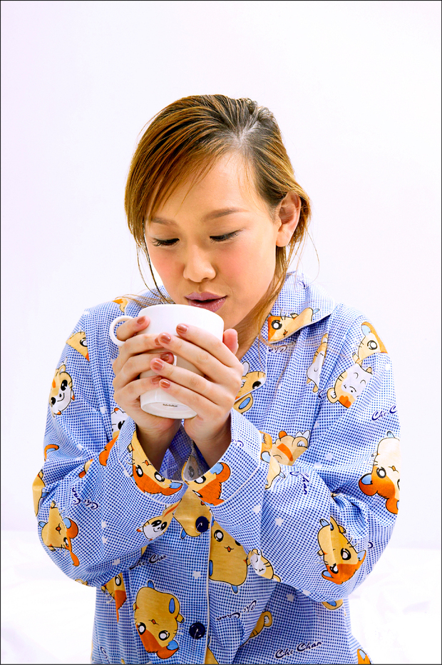天冷喝熱飲暖身，可選熱豆漿、牛奶或自製薑茶；圖為情境照，圖中人物與本文無關。（自由時報提供）