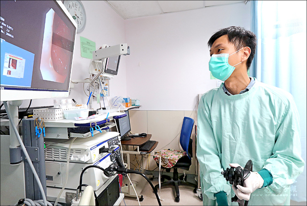陳德慶醫師透過大腸鏡檢查診斷出男童罹患罕病「克隆氏症」。（自由時報提供）