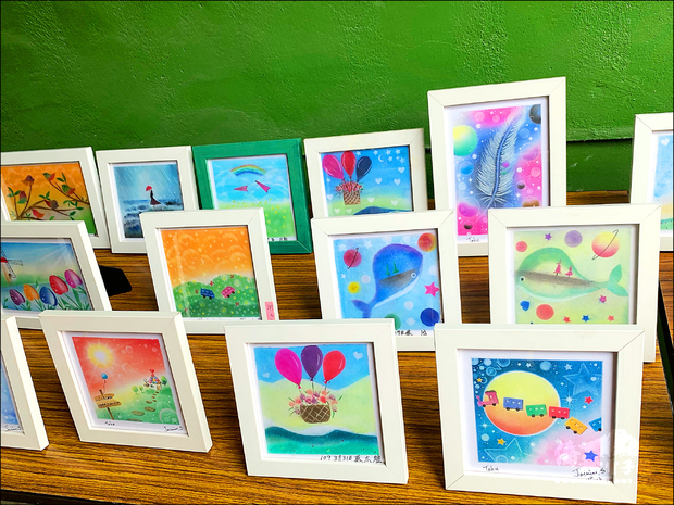 長輩粉彩指繪作品也充滿了療癒。(自由時報提供)