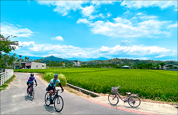 踩踏單車慢騎慢逛，是探索美濃客家小鎮、品味客家庄魅力的好方法。（自由時報提供）