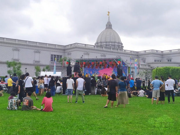 公視台語台開台週年,1日下午在台南奇美博物館舉辦「台語當時行,度晬向前行」音樂會,邀請多組不同風格藝人及團體到場獻聲,吸引民眾駐足聆賞。(公視人員提供)