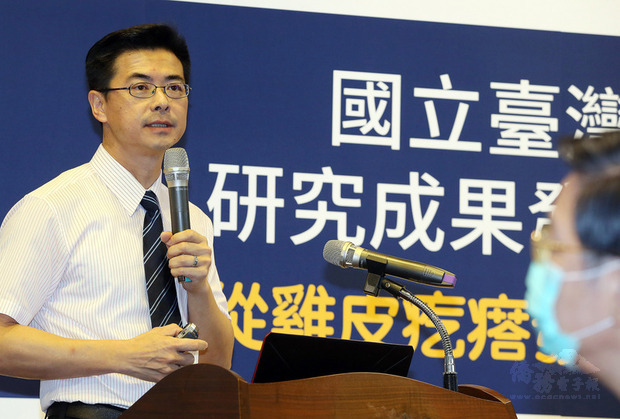 台灣大學醫學工程系特聘教授林頌然（左）領導的團隊，從「雞皮疙瘩現象」獲得啟發，發現刺激豎毛肌收縮，可提升毛囊幹細胞活性，進而加速毛髮再生；這一研究未來有助於藥物研發，也登上國際頂尖期刊「細胞」。（中央社提供）