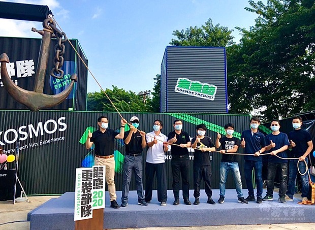 高市府經發局高鎮遠副局長(左4)與高雄在地體感廠商一同拉起船錨,宣示重裝部隊啟航