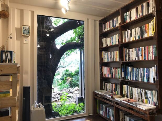 蘭嶼獨立書店「在海一方」，其實是由貨櫃屋打造而成。(羅秀芸提供)