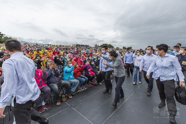 總統出席「2020池上秋收稻穗藝術節」，並與民眾熱情互動