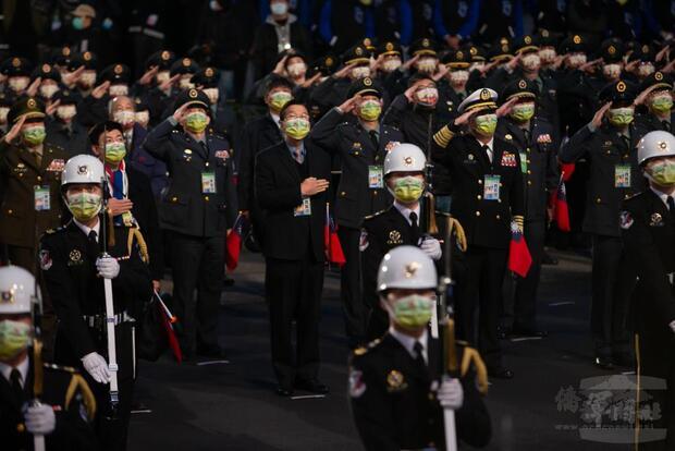 嚴部長率國軍代表，參加元旦總統府升旗典禮。