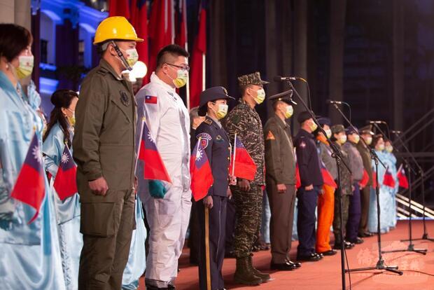 10位國軍楷模共同領唱國歌。