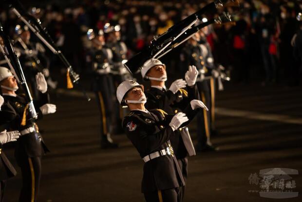 三軍儀隊帶來精彩的操槍表演。