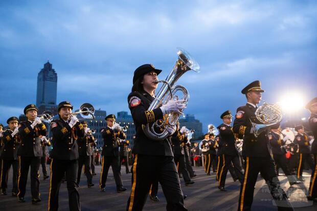 示範樂隊搭配三軍儀隊，演奏多首曲目，作為操演背景音樂。