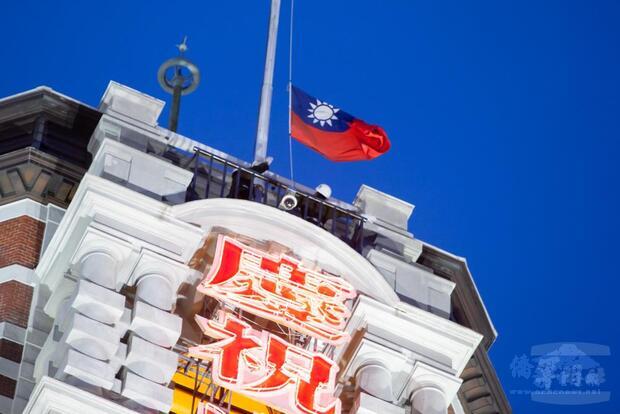 憲兵將總統府國旗緩緩升起。