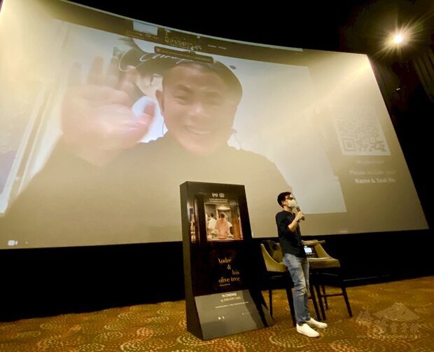 紀錄片「初心」於新加坡上映，片中主角、台籍名廚江振誠透過視訊參與13日一場特映會的映後座談，導演黃程瀚也在現場。