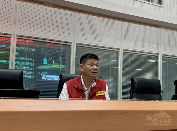 消防署長陳文龍為了嚴守崗位，鮮少下水游泳，就怕自己漏接電話。