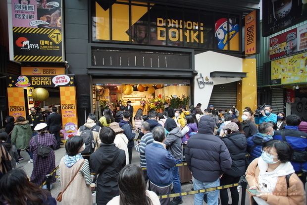 台灣遊客赴日必逛的日本連鎖生活雜物賣場「驚安殿堂‧唐吉訶德」，台灣首號店「DON DON DONKI西門店」19日開幕，大批民眾搶在第一天排隊進場消費。