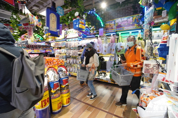 台灣遊客赴日必逛的日本連鎖生活雜物賣場台灣首號店「DON DON DONKI西門店」19日開幕，民眾搶在第一天進場購物。