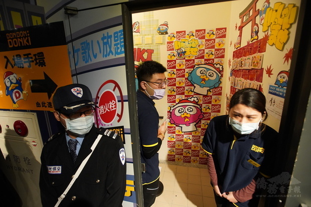 日本知名零售連鎖店「驚安殿堂 唐吉訶德」台灣首號店「DON DON DONKI西門店」19日正式開幕，排隊民眾多，工作人員嚴陣以待。