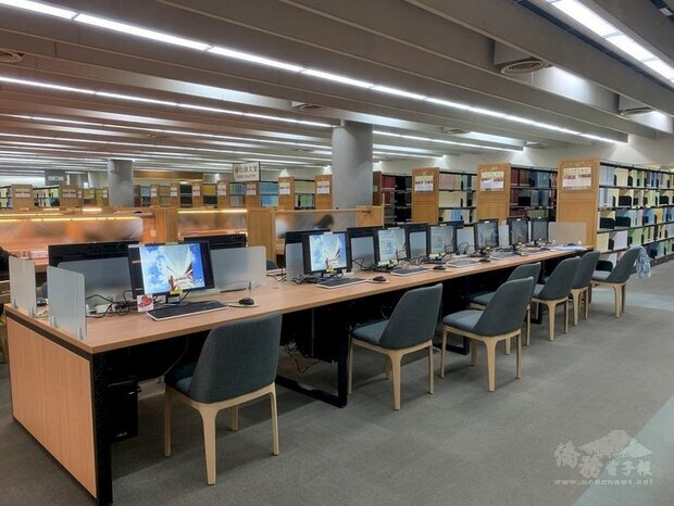 國家圖書館典藏的學位論文電子全文，有30萬筆無法在網路上公開取得，須親自到館內調閱，館內近期新增「台灣博碩士論文獨立調閱系統」，方便讀者使用。