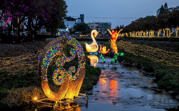一年一度的「屏東綵燈節」22日晚間正式點燈，今年以「繁花盛豔」為主題，邀請國內外藝術家設計溪中藝術燈飾。
