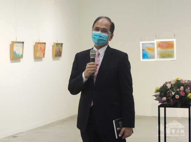 「林媽利醫師創作義賣特展」23日在台中舉辦開幕活動
,立法院長游錫堃(圖)出席支持,他說,林媽利的畫作很有美感,能引起大家共鳴,而林媽利對台灣血緣研究貢獻極大,對於她的畫作及出版書籍,大家應該多多支持,讓她的理念或研究讓更多人知道。