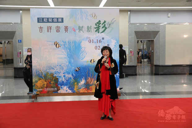 江屘菊將對生命的觀察，以明麗的色彩透過畫作展現，並在台中港區藝術中心舉辦「吉祥富貴‧賦新彩－江屘菊個展」，展出近百件作品。