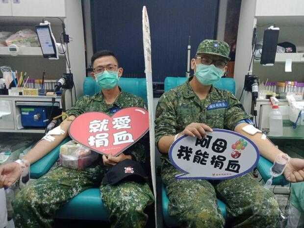 陸軍43砲指部官兵參與捐血活動。