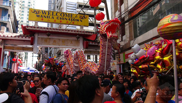 菲律賓人瘋春節程度甚至「比華人更華人」。圖為2018年春節，馬尼拉華人區舞龍舞獅。