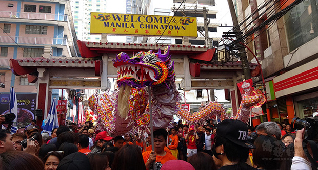 農曆大年初一，號稱全球最古老華埠的馬尼拉華人區熱鬧滾滾，大批菲律賓人湧入觀看舞龍舞獅。